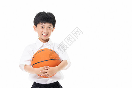 双手抱着篮球的小男孩图片