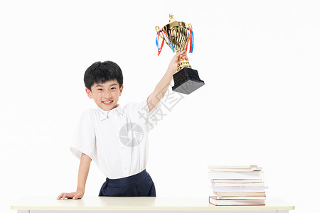 竞赛知识举着奖杯开心的小男孩背景