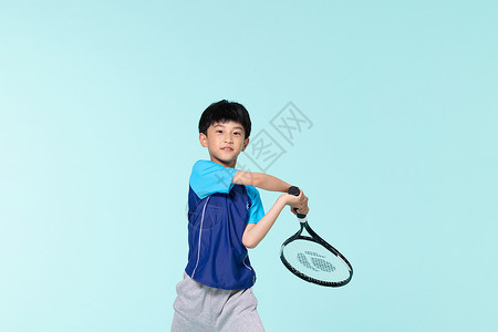 拍皮球小男孩运动打网球小男孩挥拍背景
