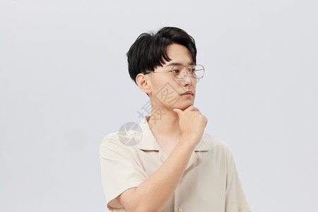 韩系男性带眼镜妆面侧脸展示高清图片