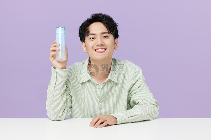 韩系帅哥手拿瓶装乳液图片