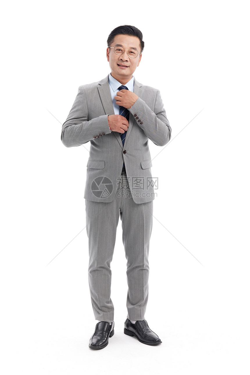 穿正装的中年男人整理领带图片