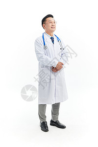 中年医生站姿看向远方图片