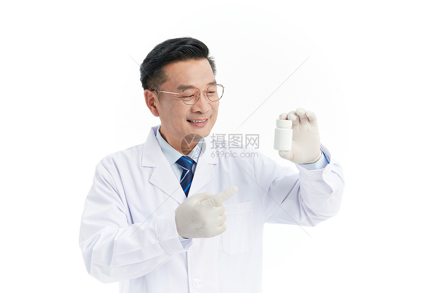中年医生手持药瓶图片