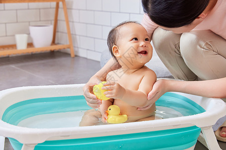 洗澡玩具母婴居家妈妈给宝宝洗澡背景