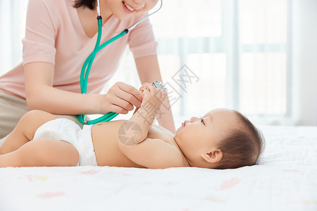 妈妈用听诊器给婴儿检查身体图片