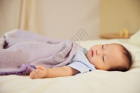 婴幼儿宝宝盖被子床上睡觉背景图片