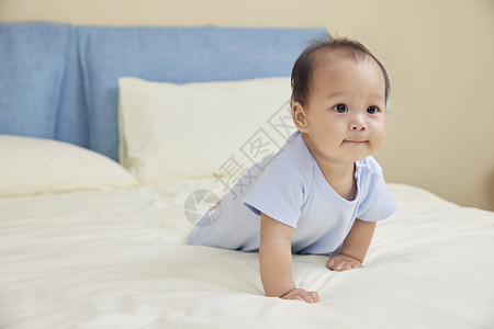 可爱婴幼儿宝宝床上爬行玩耍背景图片