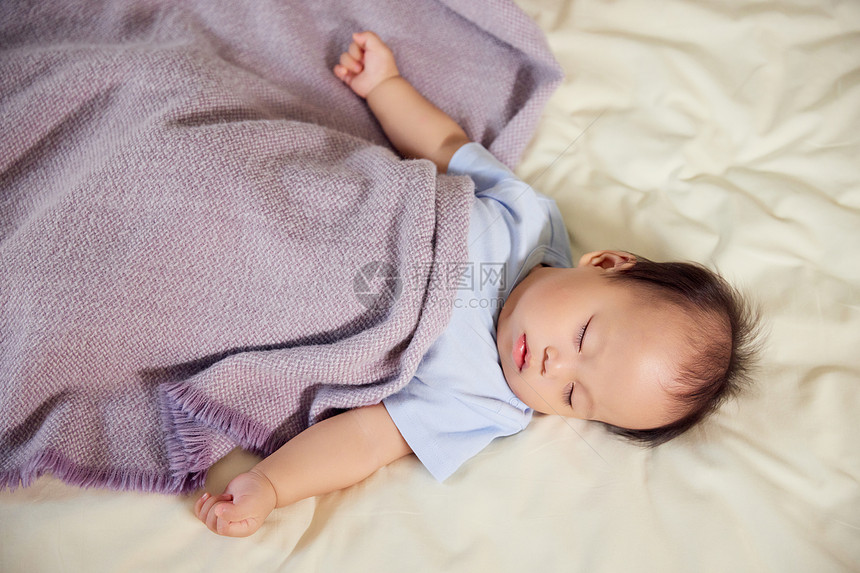 婴幼儿宝宝盖被子床上睡觉图片