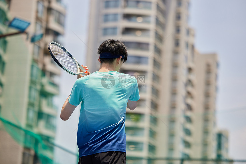 男青年打网球击球图片