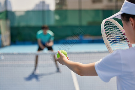 户外运动员网球对战图片