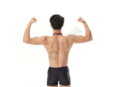 游泳运动员展示肌肉图片