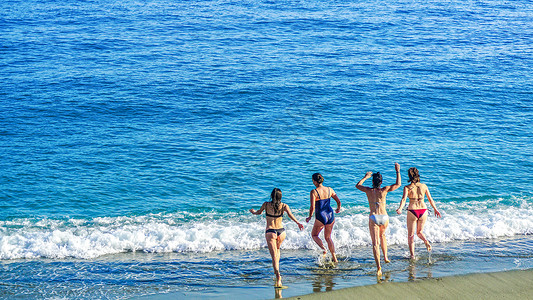 穿泳衣女孩夏日海边奔跑的女人背影背景