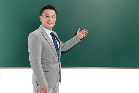 中年教授在黑板前授课图片