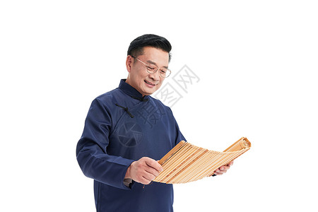 中年国学老师低头打开竹简阅读教师高清图片素材