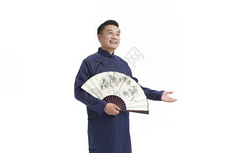 中年国学老师拿着扇子看向远方纸扇高清图片素材