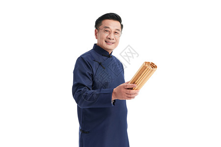 中年国学老师手拿竹简图片