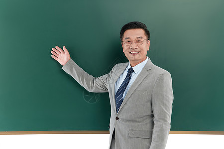 中年教授在黑板前讲课图片
