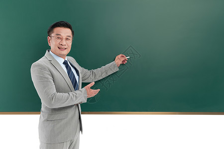 中年教授在黑板前授课图片