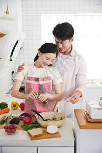年轻情侣在厨房里烹饪高清图片