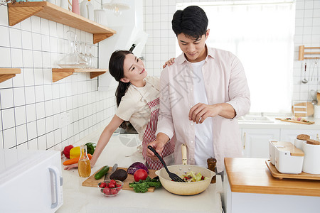 年轻情侣在厨房里做轻食高清图片