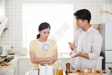 年轻情侣在厨房因为账单闹矛盾图片素材