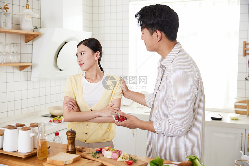 年轻情侣在厨房争吵图片