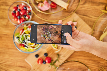 健康食物牛油果用智能手机拍摄轻食沙拉背景
