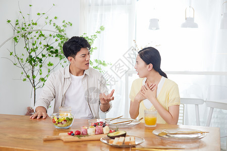 居家早饭年轻情侣在餐厅发生矛盾背景