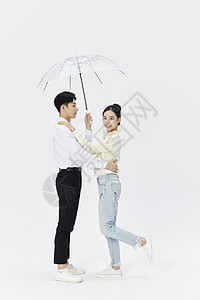 恩爱撑着伞的情侣背景图片