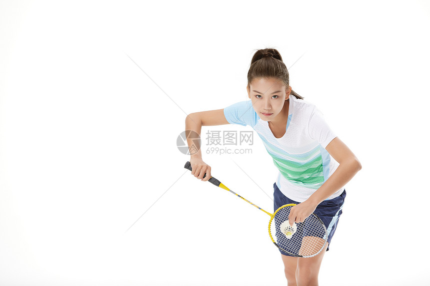 羽毛球运动员发球图片