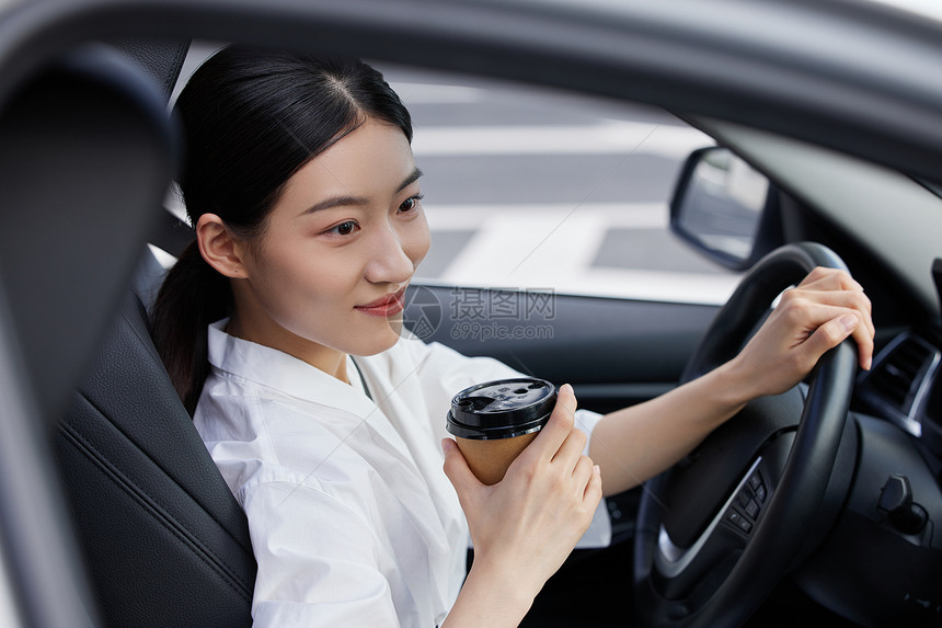 年轻白领女性车内喝咖啡图片