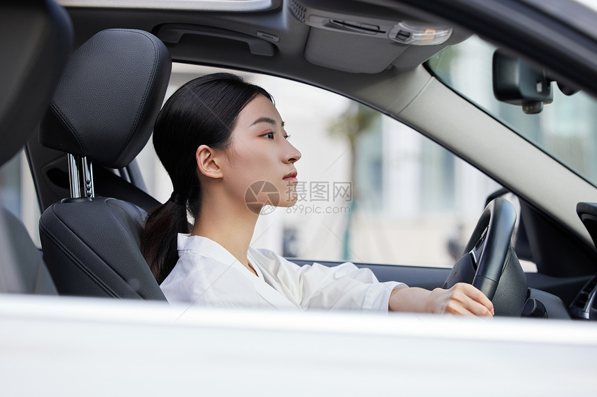 年轻白领女性驾车图片