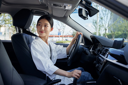 女性专车司机驾车图片素材