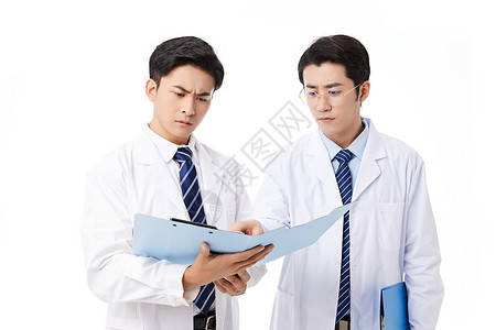 两位年轻的男性科研人员在研究报告图片