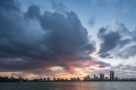 夏季台风天来临的苏州金鸡湖建筑群高清图片