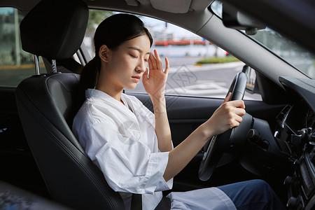 女性开车疲劳驾驶图片