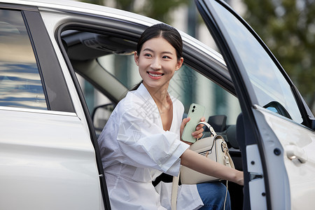 年轻白领女性开门下车高清图片