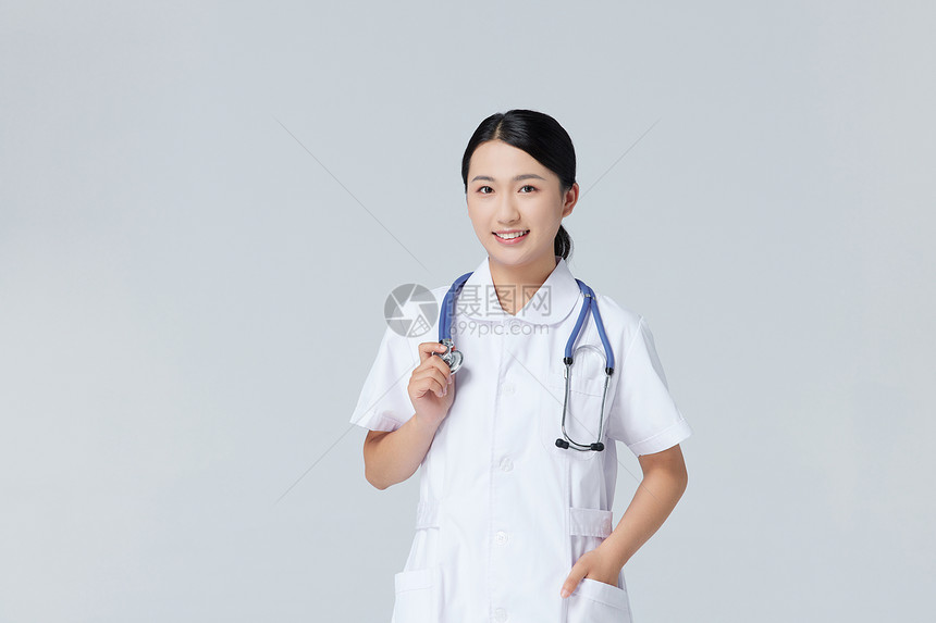 女性护士拿听诊器图片