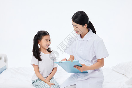 女护士帮小女孩测量体温图片