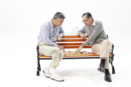 老年人坐在长椅上下象棋图片