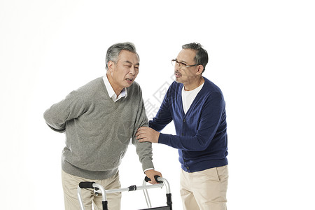 两位老年男性互相关心身体状况高清图片