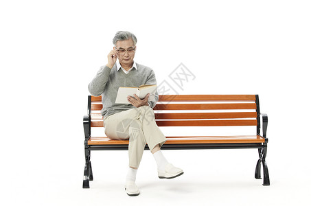 老年人走长椅上看书晚年高清图片素材