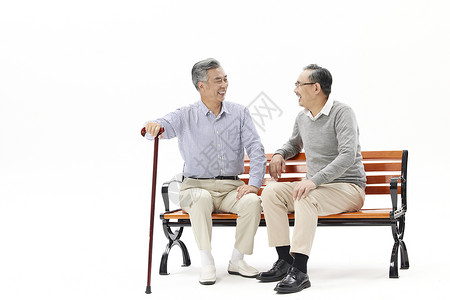 两位老年男性坐在长椅上聊天高清图片