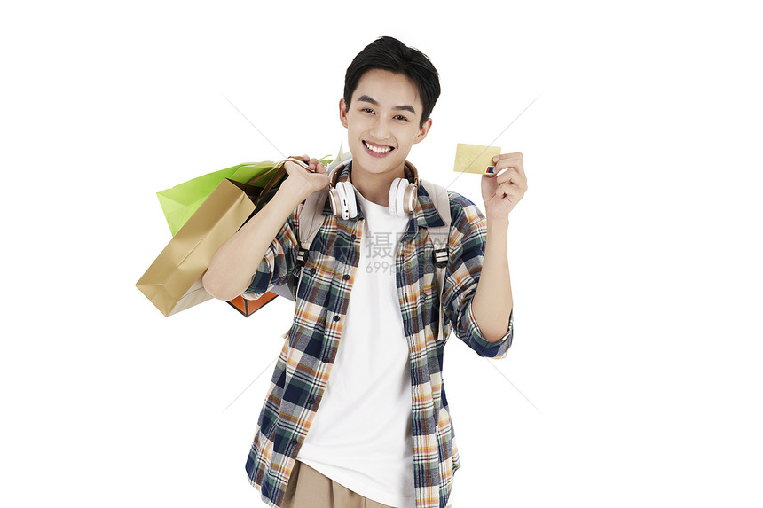 单肩背着购物袋拿着信用卡的年轻学生图片