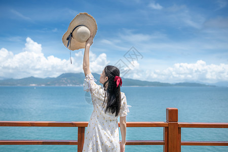 盛夏少女海边山上的少女背影背景