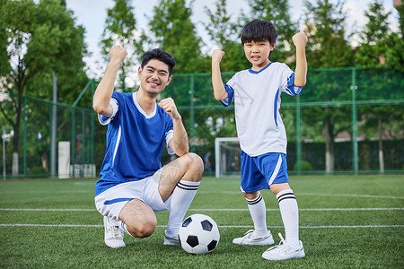 加油运动男性足球教练与学生全身加油形象背景