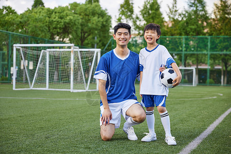 踢足球动作足球教练和男孩运动形象背景