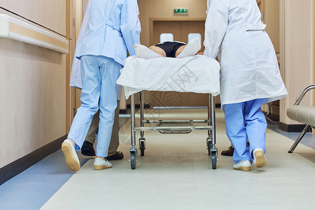 医生抢救医院走廊医护人员抢救病患脚部特写背景