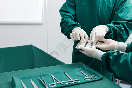 手术室男性外科医生术前特写图片